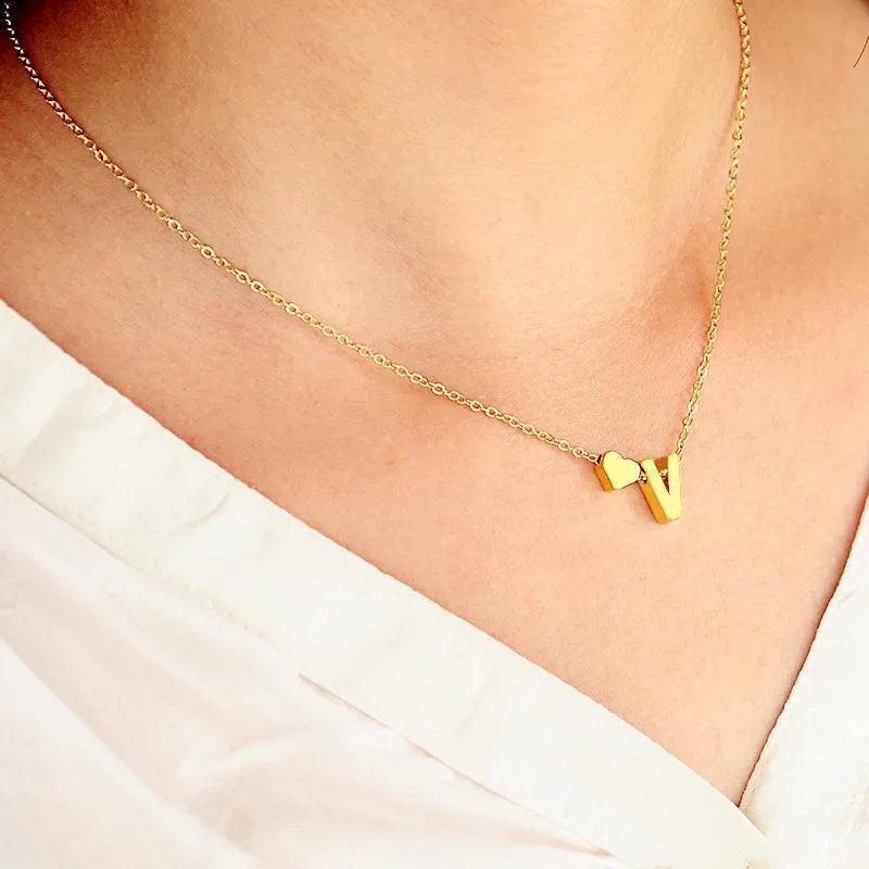 heart dainty initial neckalce - basil boutique